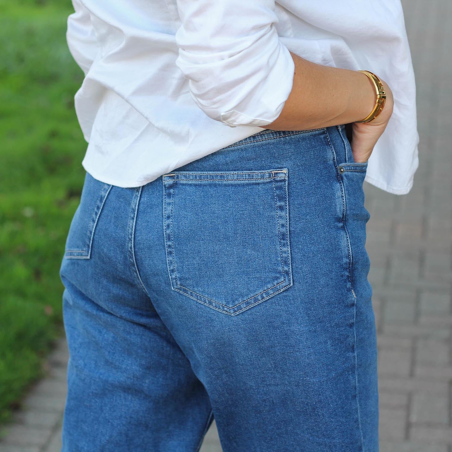 Shannon, 5ft 10in / 178cm - Size C2 Reg